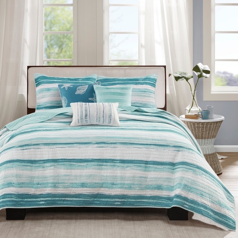 Madison Park Coastal Anchorage 6 Piece Printed Quilt Set with Throw Pillows